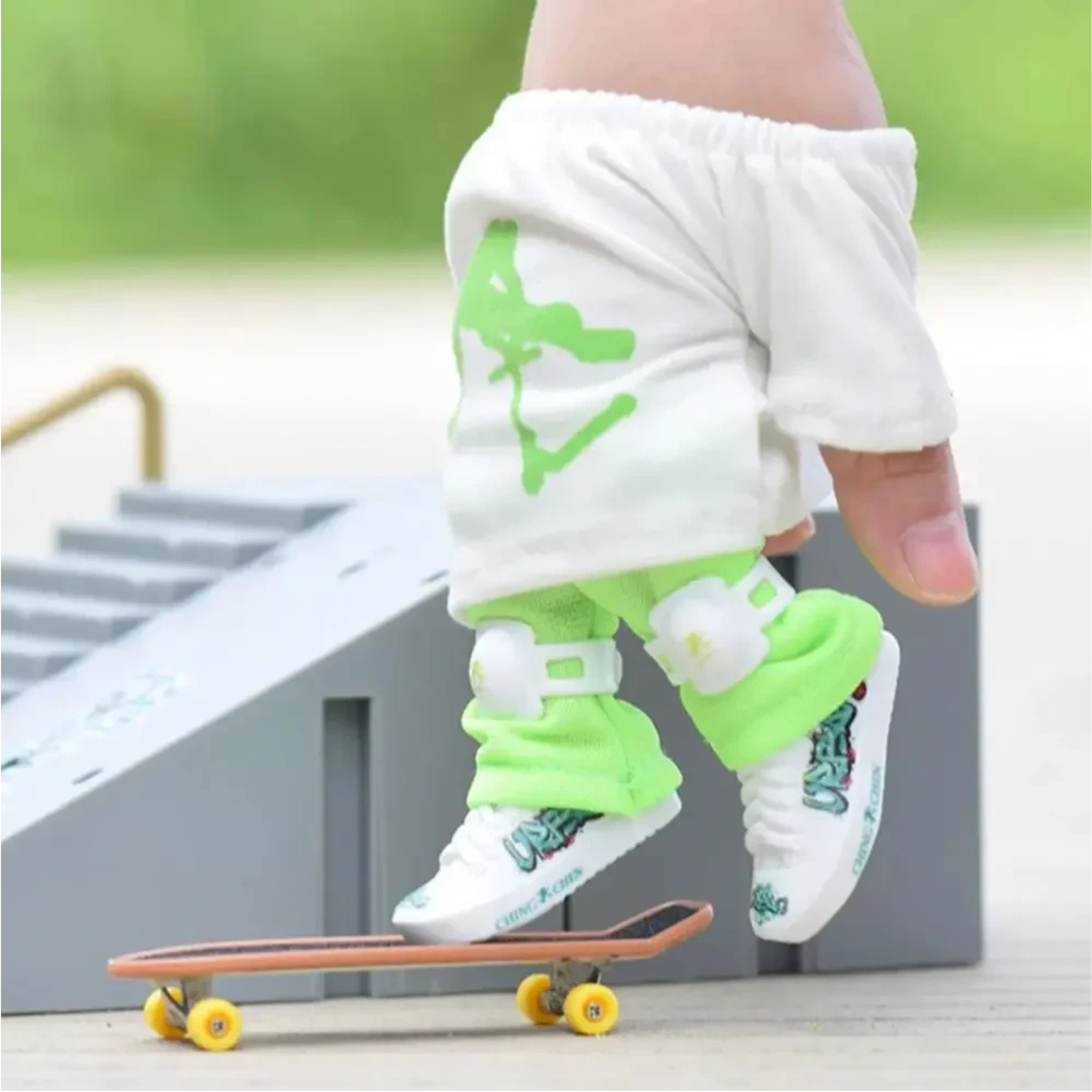 Mini Finger Skateboard