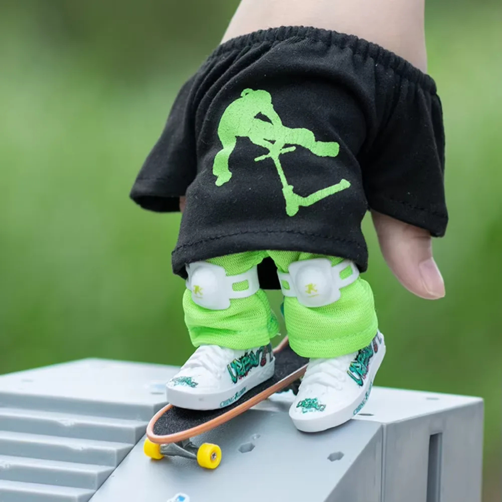 Mini Finger Skateboard