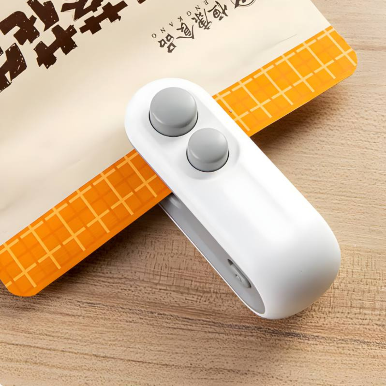 Mini Heat Bag Sealing Machine Package Sealer Bags Plastic Food Sealer Clip Bag Handheld Sealer Food Packaging Heat Sealer