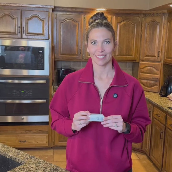 A girl is reviewing a mini heat bag sealing product and explaining how to use it.

