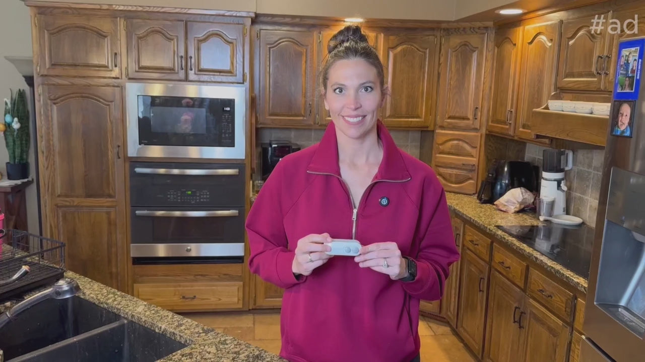 A girl is reviewing a mini heat bag sealing product and explaining how to use it.

